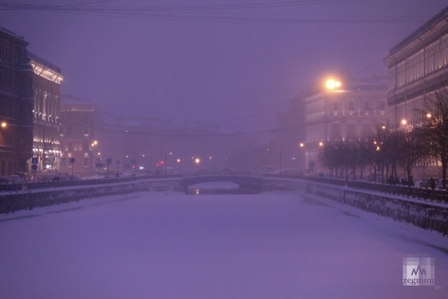 Петербург в авральном режиме ликвидирует последствия сильного снегопада