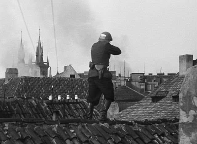 Повстанец ведёт огонь с крыши. Прага. Май 1945