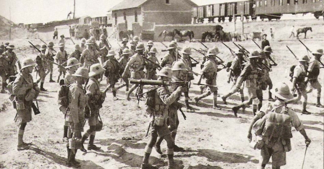 Английские солдаты на железнодорожной станции Баладжары в пригороде Баку. 1919