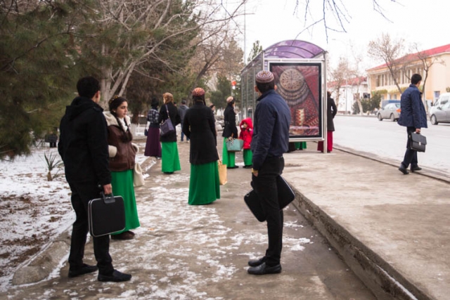 СМИ: В Туркмении бюджетников заставляют сдать деньги на очередной праздник