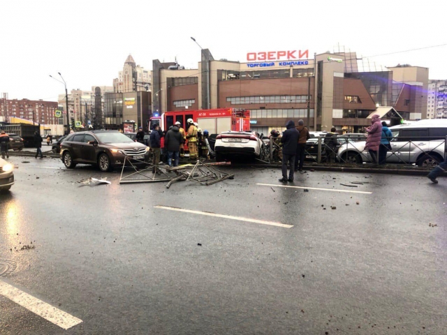 «Шрапнель была лютая»: ДТП с 13 авто произошло на севере Петербурга