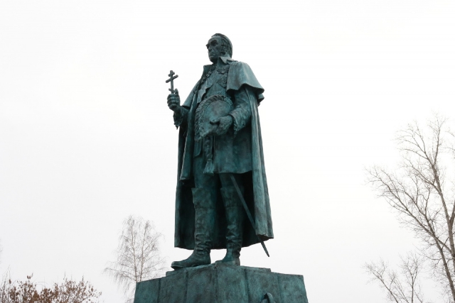 Памятник адмиралу Фёдору Ушакову открыли в Мордовии