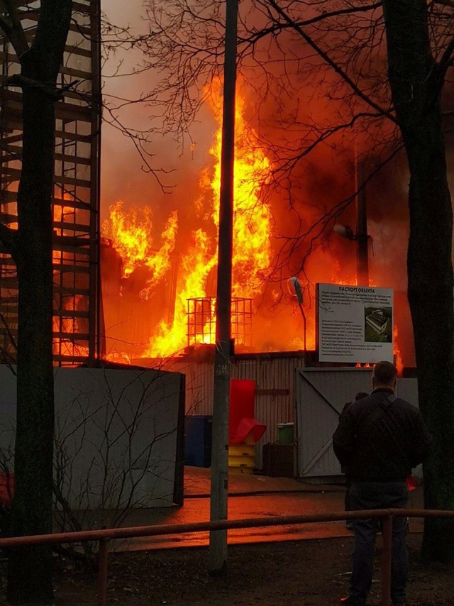 На стройплощадке в Петербурге тушат пожар по первому номеру сложности