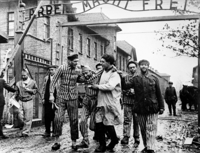 Советские солдаты выводят свобожденных оставшихся в живых узников концлагеря Освенцим. 27 января 1945 года