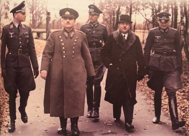 Турецкие офицеры совершают визит на советско-германский фронт. 1941