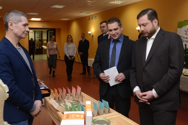 Губернатор Смоленской области знакомится с продукцией местных сельхозпроизводителей