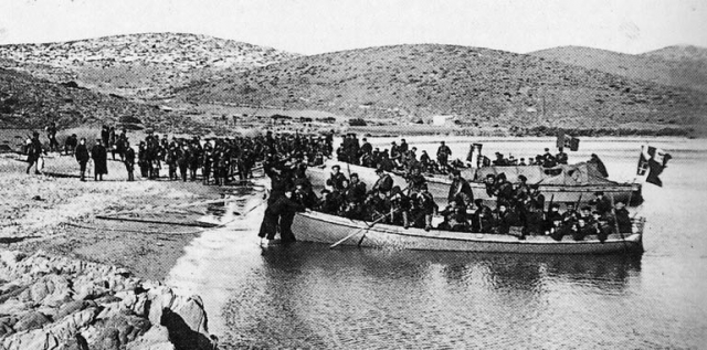 Итальянский десант высаживается на остров Родос. 1912