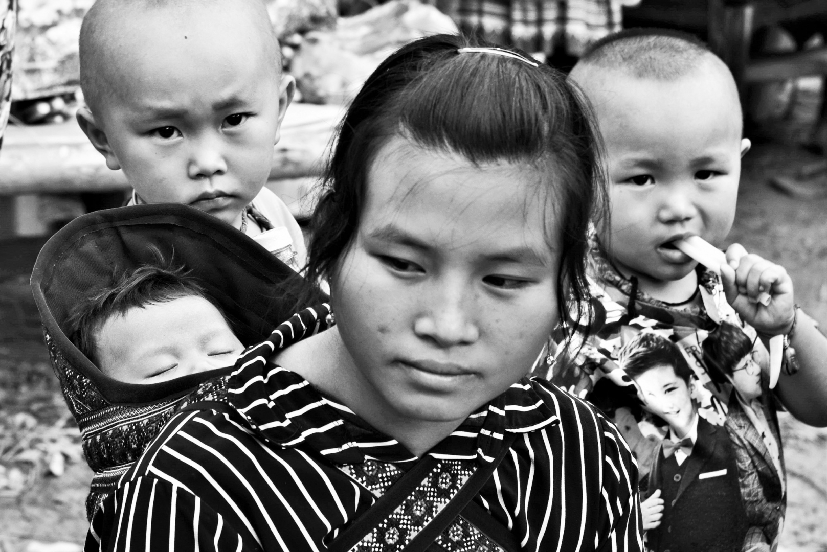 «Иметь семью – значит быть счастливым. Не иметь её – значит быть потерянным». Женщина хмонгов с детьми. Северный Вьетнам
