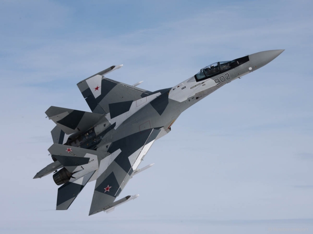 Многоцелевой сверхманевренный истребитель Су-35