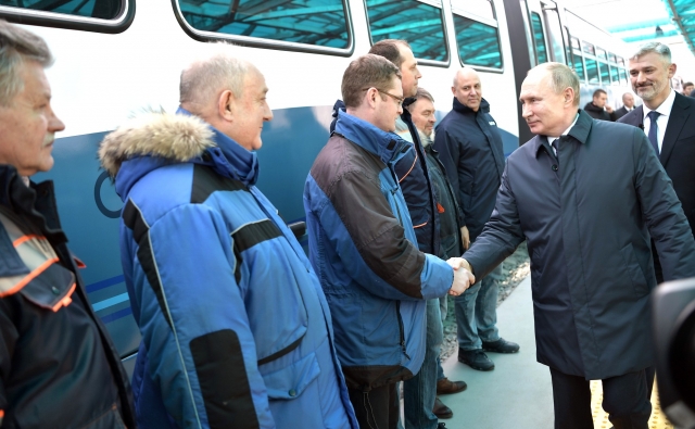 Владимир Путин со строителями перед открытием железнодорожного движения по Крымскому мосту