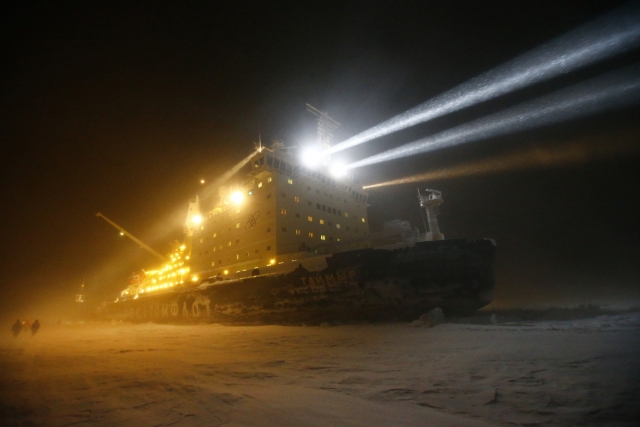 Зимняя отгрузка нефти Северным морским путем в сопровождении ледоколов. Полуостров Ямал. февраль 2015 