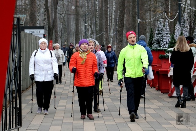 В Балашихе провели новогодние старты по скандинавской ходьбе: фоторепортаж