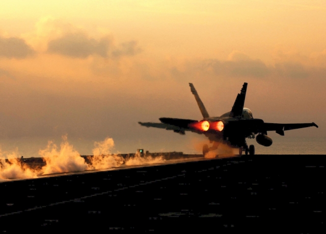 Взлёт истребителя F-18 с палубы авианосца «Гарри Трумэн» 
