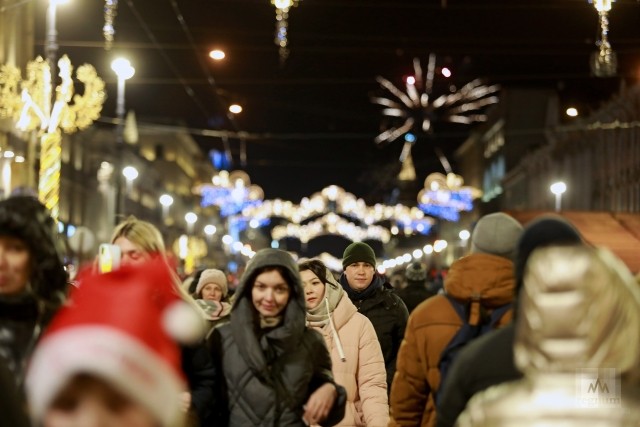 Горожане на Невском проспекте в новогоднюю ночь