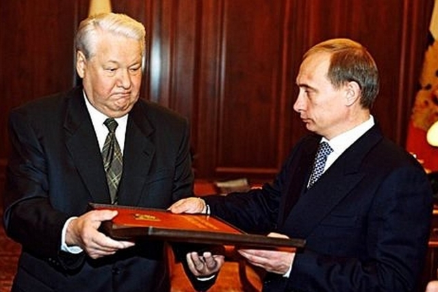 Борис Ельцин передаёт Владимиру Путину «президентский» экземпляр Конституции Российской Федерации