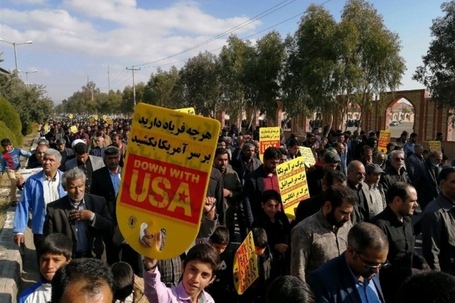 Иранцы, кричащие «смерть Америке», вышли на улицы после пятничных молитв, чтобы оплакать генерала Касема Сулеймани