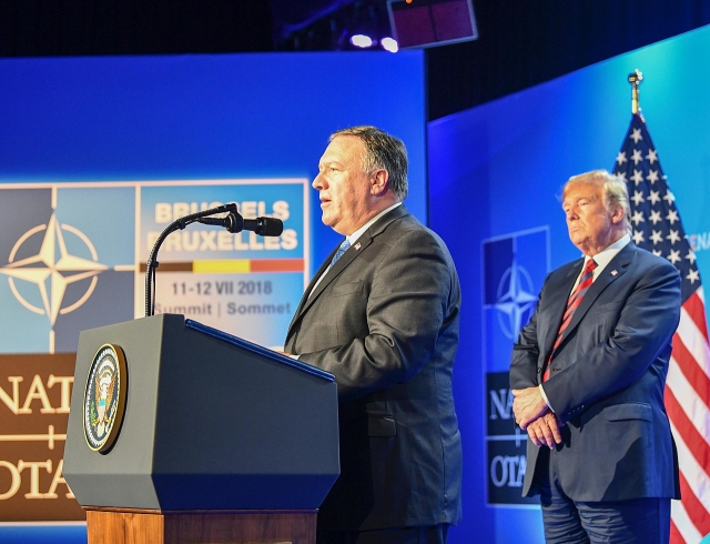 Госсекретарь США Майк Помпео и президент США Дональд Трамп на пресс-конференции во время заседания МИД НАТО в Брюсселе, Бельгия