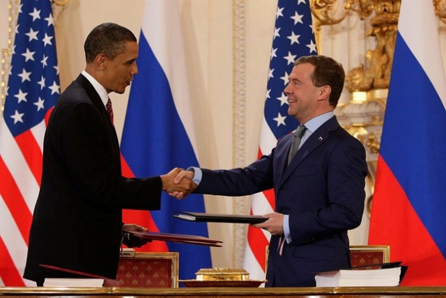 Барак Обама и Дмитрий Медведев после подписания договора СНВ-III в Пражском Граде. 08.04.2010