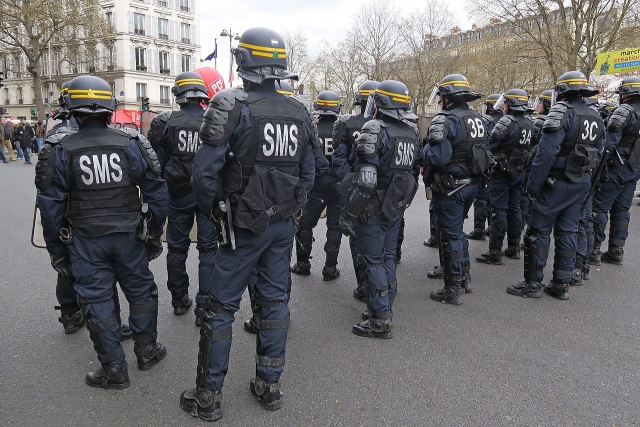 Сотрудники CRS во время демонстрации в Париже 