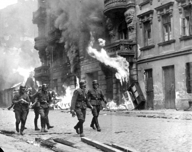 Немцы уничтожают Варшавское гетто. 1943