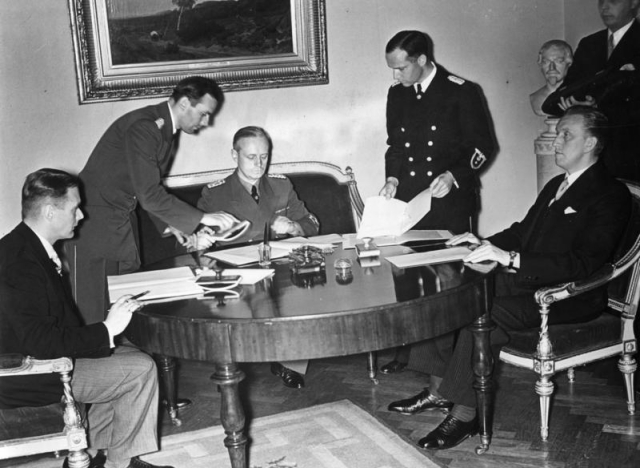 Подписание германо-эстонского и германо-латвийского договоров о ненападении. Сидят (слева направо): В. Мунтерс, И. фон Риббентроп, К. Сельтер. 7 июня 1939 года