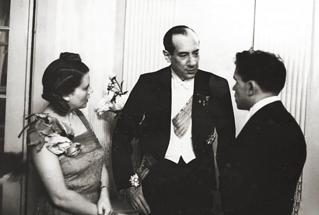 Юзеф Бек беседует с полпредом СССР в Польше Николаем Шароновым и его супругой. Июнь 1939 года