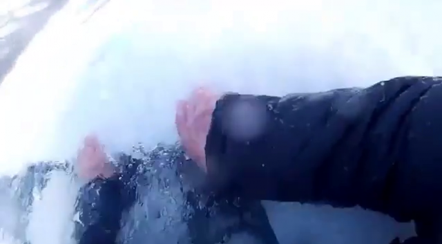 Туристы засняли на видео, как провалились под лёд на Байкале