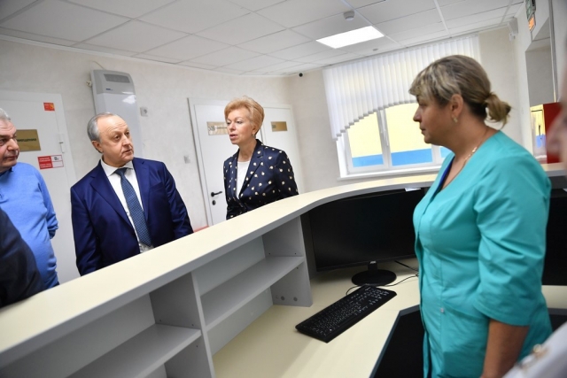 Наталья Мазина и губернатор Саратовской области Валерий Радаев посещают поликлинику 