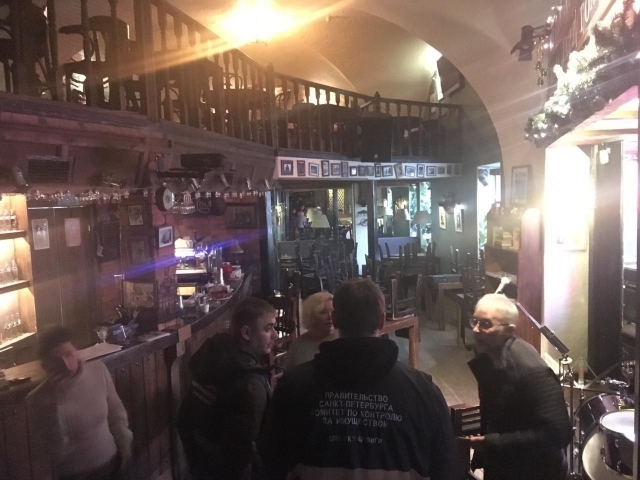Вместо спортзала — бар: чиновники расчистили подвалы в центре Петербурга