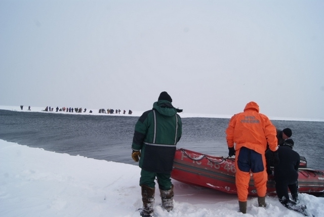 Спасение рыбаков с оторвавшейся льдины на Сахалине: все новости