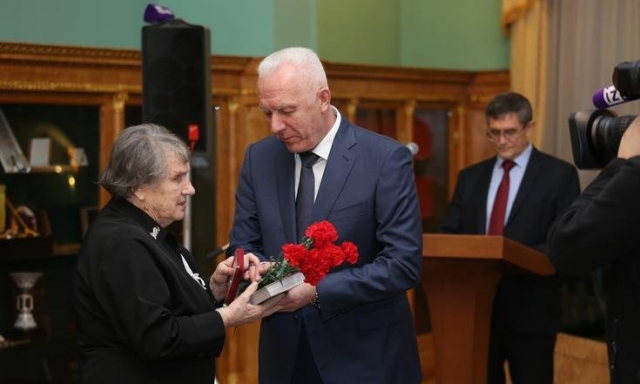 Полпред в СЗФО вручил ветеранам и блокадникам медали к 75-летию Победы