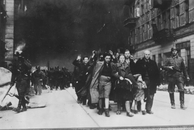 Обитатели гетто. Копия немецкой фотографии, сделанной во время уничтожения Варшавского гетто. 1943