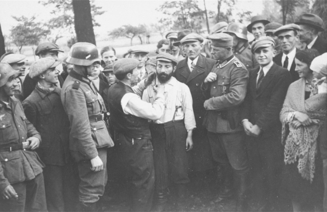 Поляк проводит санитарную обработку еврея. Томашув Мазовецки, Польша, сентябрь-октябрь 1939 