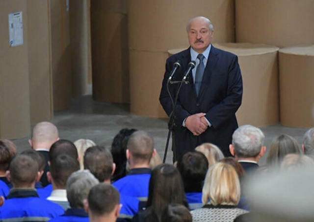 Президент Белоруссии Александр Лукашенко во время рабочей  поездки в Шклов 