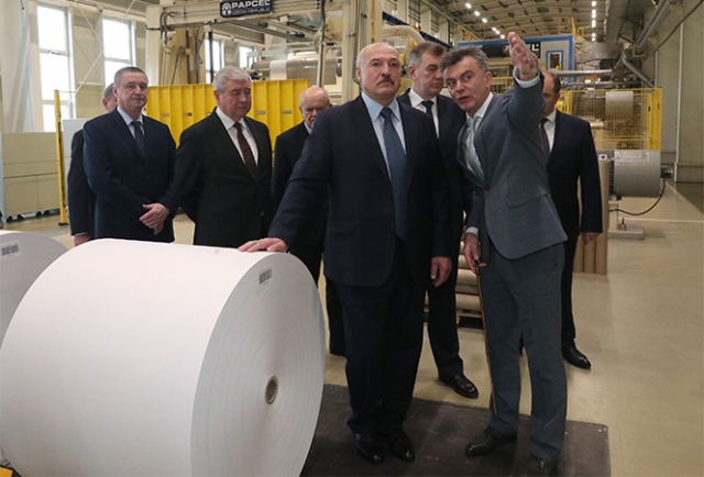 Александр Лукашенко во время посещения РУП «Завод газетной бумаги» в Шклове, 24 января 2020 года 