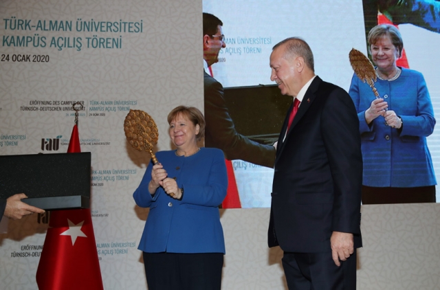 Турецкие щит и зеркало для Меркель: подарки с намеком