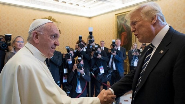 Трамп на фоне сложностей с Ватиканом дал пас американским католикам