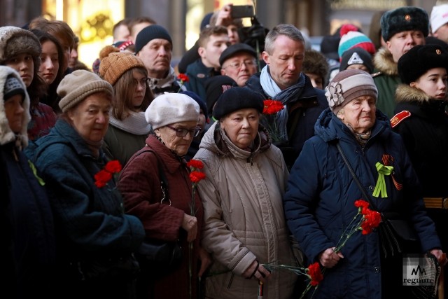 Память о блокаде почтили у мемориальной надписи на Невском проспекте