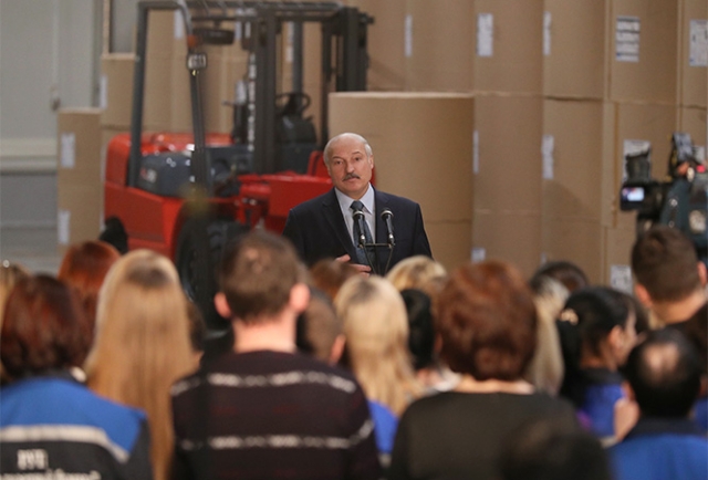 Александр Лукашенко во время встречи с представителями трудового коллектива РУП «Завод газетной бумаги» в Шклове, 24 января 2020 года