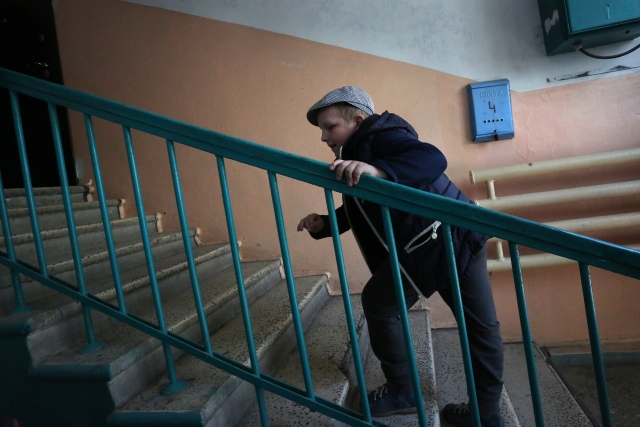 Лёва передвигается с трудом, как правило, с посторонней помощью. Но на свой этаж по лестнице старается всегда подниматься самостоятельно, держась за перила