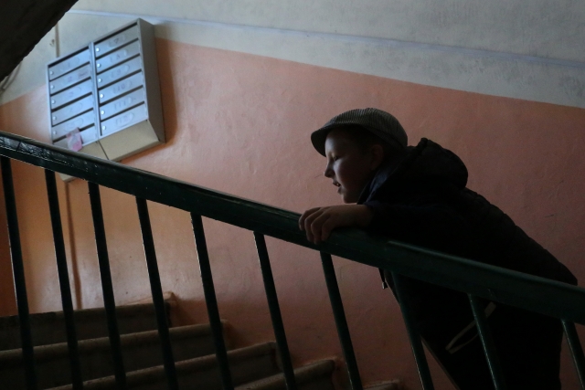 Лёва передвигается с трудом, как правило, с посторонней помощью. Но на свой этаж по лестнице старается всегда подниматься самостоятельно, держась за перила