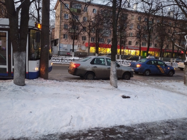 В Ярославле пассажирский автобус врезался в столб