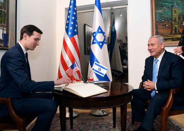 Джаред Кушнер подписывает бумаги об открытии посольства США в Иерусалиме. 2018 