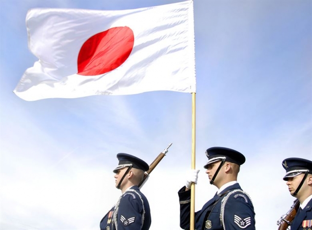 Американские солдаты с японским флагом 
