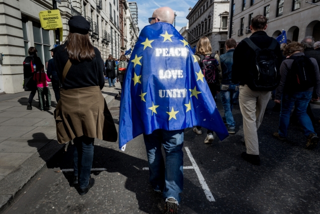 Надпись на флаге Европейского союза «Мир. Любовь. Единство». Лондон 