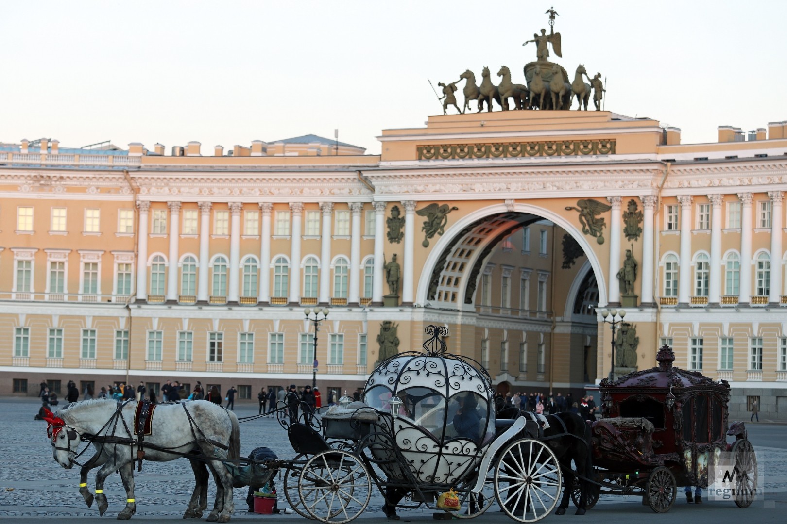 Дворцовая площадь в Санкт Петербурге кони