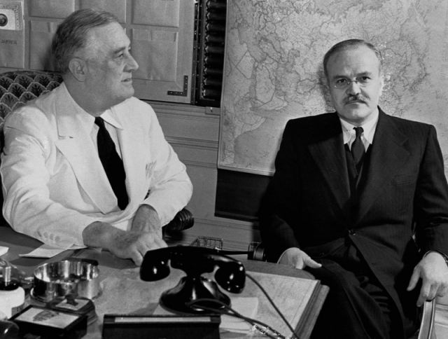 Нарком иностранных дел СССР В.М. Молотов на переговорах с президентом США Ф. Рузвельтом в Вашингтоне