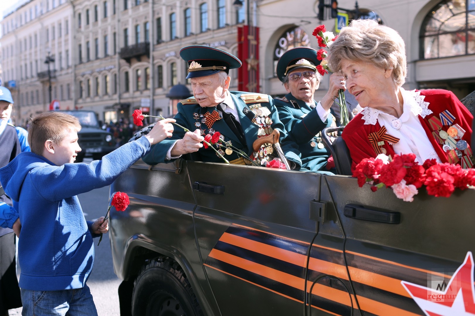 Парад 9 мая дети. Ветераны 9 мая Санкт-Петербург. Празднование дня Победы. С днем Победы. Ветераны на параде 9 мая.