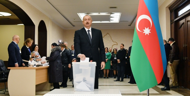 Ильхам Алиев на избирательном участке 