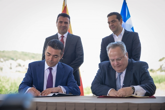 Министры иностранных дел Греции и Северной Македонии подписывают Преспанское соглашение о новом конституционном названии Македонии. 17 июня 2018 года